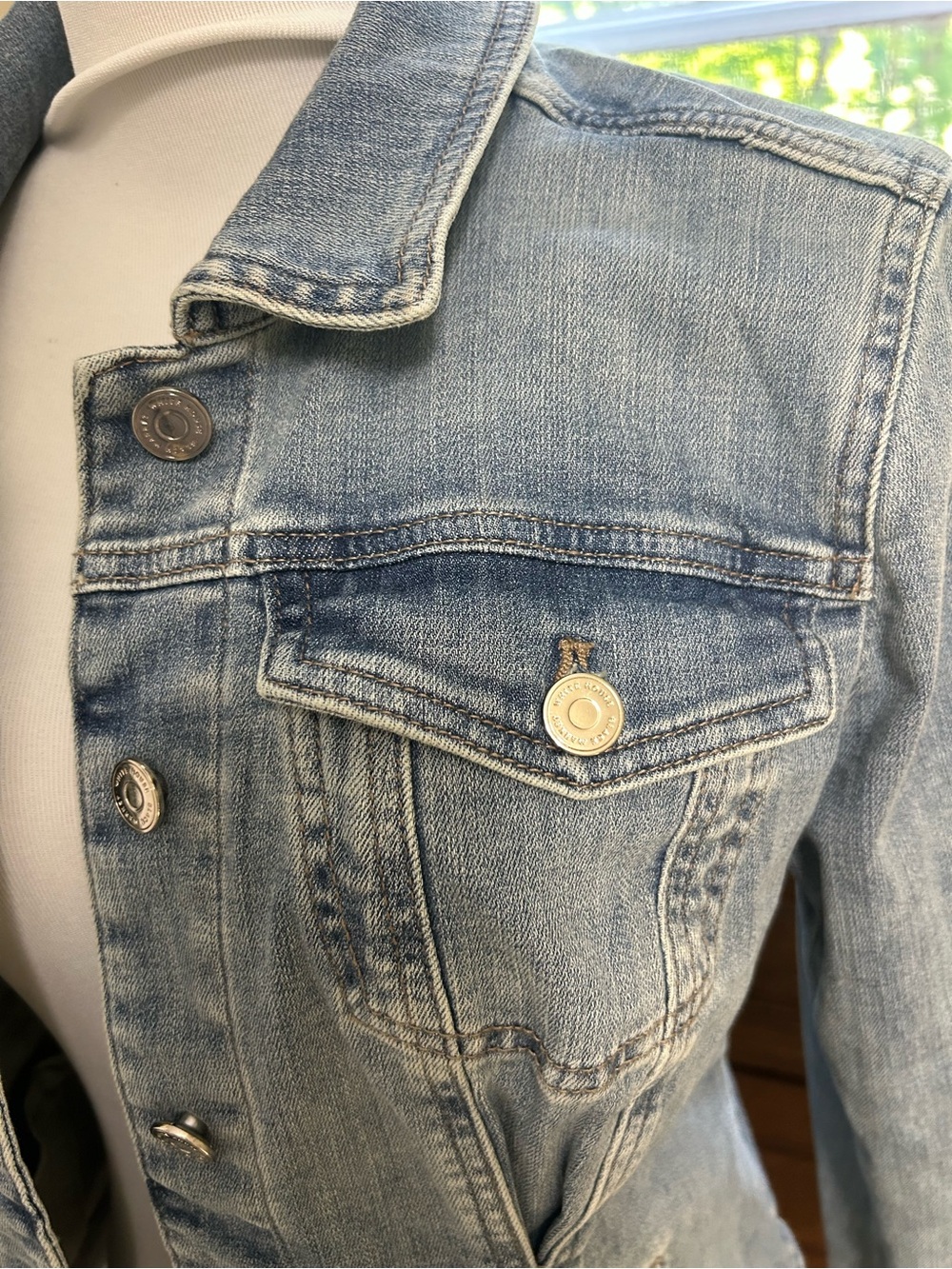 White House Black Market Fitted Light Wash Denim Jacket Size Medium - Picture 5 of 7